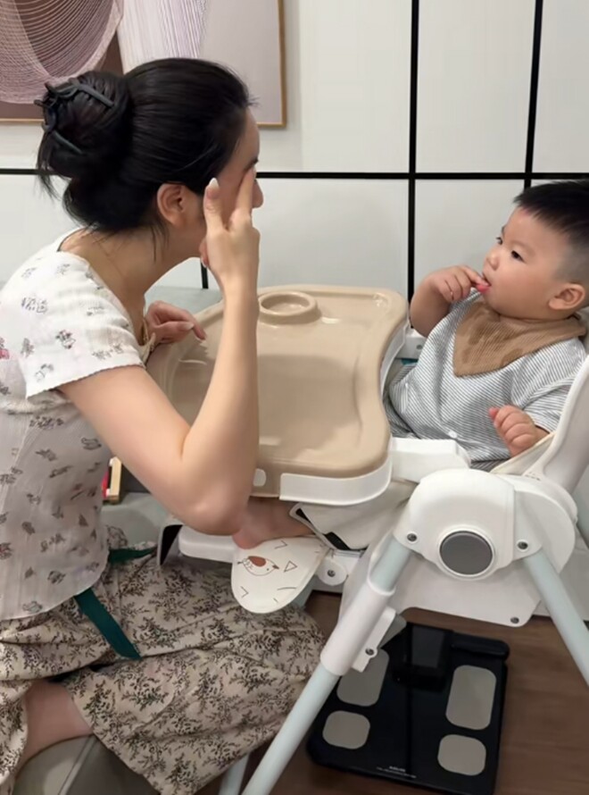 Chu Thanh Huyền vừa nói vừa đưa tay chỉ đúng vào bộ phận được nhắc đến để Lido biết.