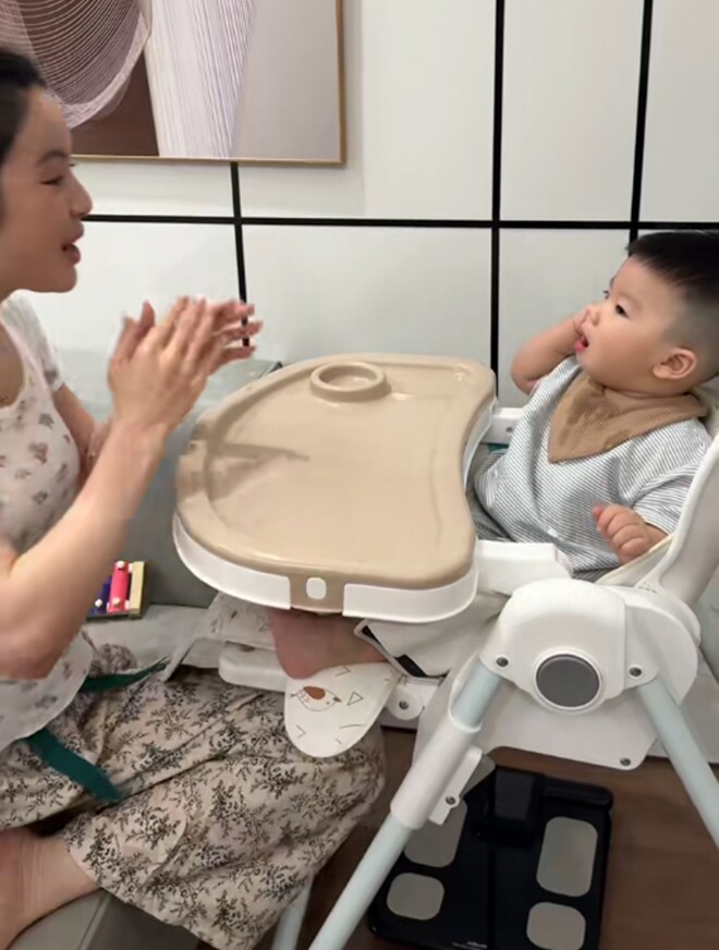 Cô không quên vỗ tay khen ngợi khi con trả lời đúng.