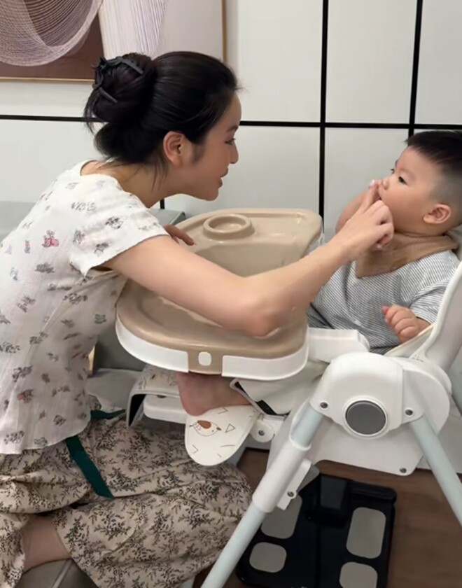 Hot mom nhắc con trai dùng tay chỉ vào miệng.