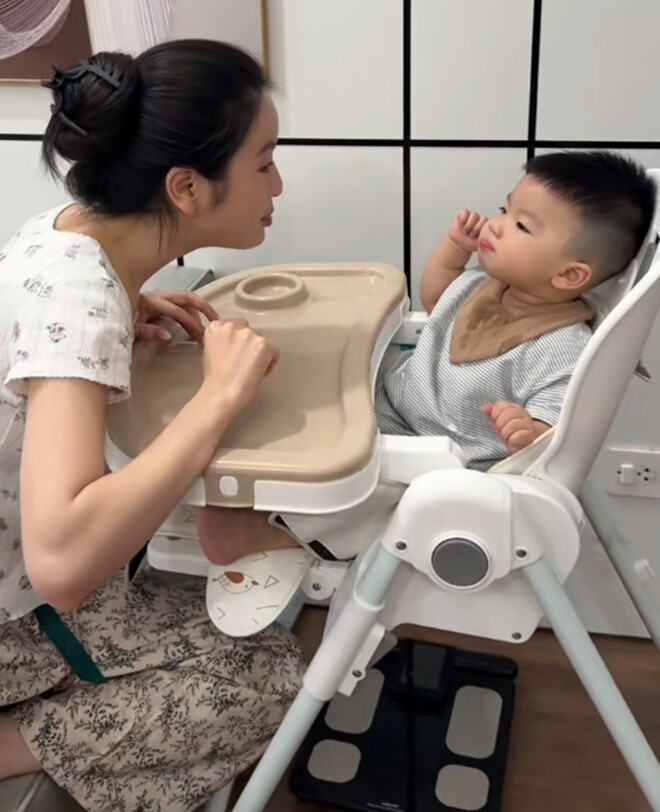 Mẹ bỉm rất kiên nhẫn khi dạy con.