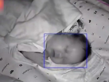 Mẹ ra ngoài để con ở nhà với bố, xem camera thấy cảnh tượng hãi hùng với đứa trẻ