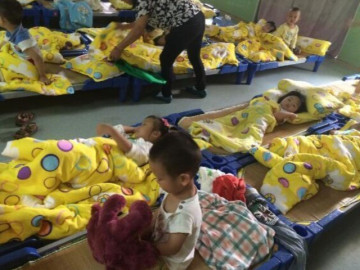 Con mẫu giáo đi lớp sụt cân liên tiếp, mẹ kiểm tra camera thì đau đớn khi thấy ảnh ngủ trưa của bé