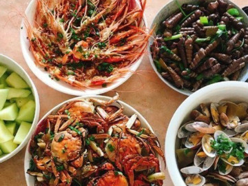 Cháu vượt 150 cây số về quê nghỉ lễ, bà nội đãi mâm cua, bề bề, mực..., tôi không nói một lời đưa con đi