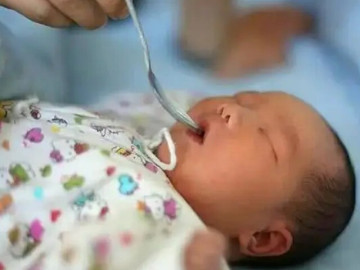 Con chào đời 1 tuần vẫn chưa mở mắt, bố mẹ vội vã đưa đến bệnh viện, bác sĩ bật cười