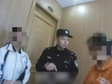 Mẹ và con gái vào nhà hàng gọi 3 món nhưng không đụng đũa suốt 1 giờ, ông chủ âm thầm gọi cảnh sát