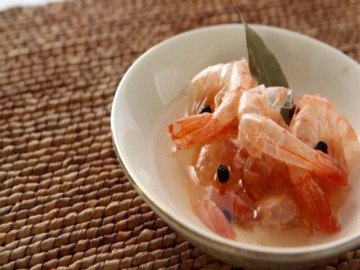 Mẹ chồng nấu cháo tôm cho cháu luôn bỏ thịt, chỉ lấy vỏ, biết lý do tôi sốc không nói nên lời