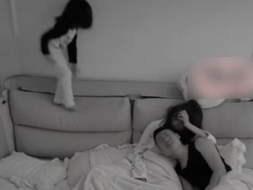 Con mau ngủ đi, tí bố mẹ còn việc phải làm!, bé gái đáp 1 câu khiến phụ huynh bật cười