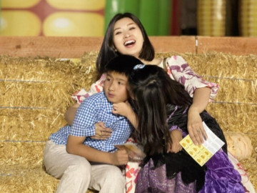Làm mẹ đơn thân, nuôi con tự kỷ 13 tuổi chưa biết nhai, ca sĩ Nguyễn Hồng Nhung vẫn sống sung túc ở Mỹ trong biệt thự 200m2