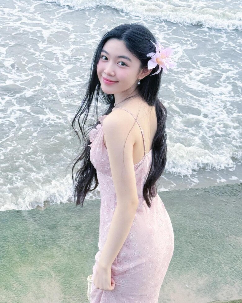 Ái Nữ 19 Tuổi Nhà Mc Quyền Linh: Amp;#34;Khuôn Trăng Đầy Đặn, Nét Ngài Nở Nangamp;#34;, Dân Mạng Gọi Luôn Là Hoa Hậu Không Cần Vương Miện - 11