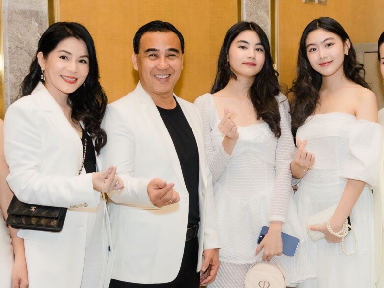 Lọ Lem Cùng Em Gái Thường Xuyên Xuất Hiện Cùng Bố Mẹ Trong Một Số Sự Kiện.