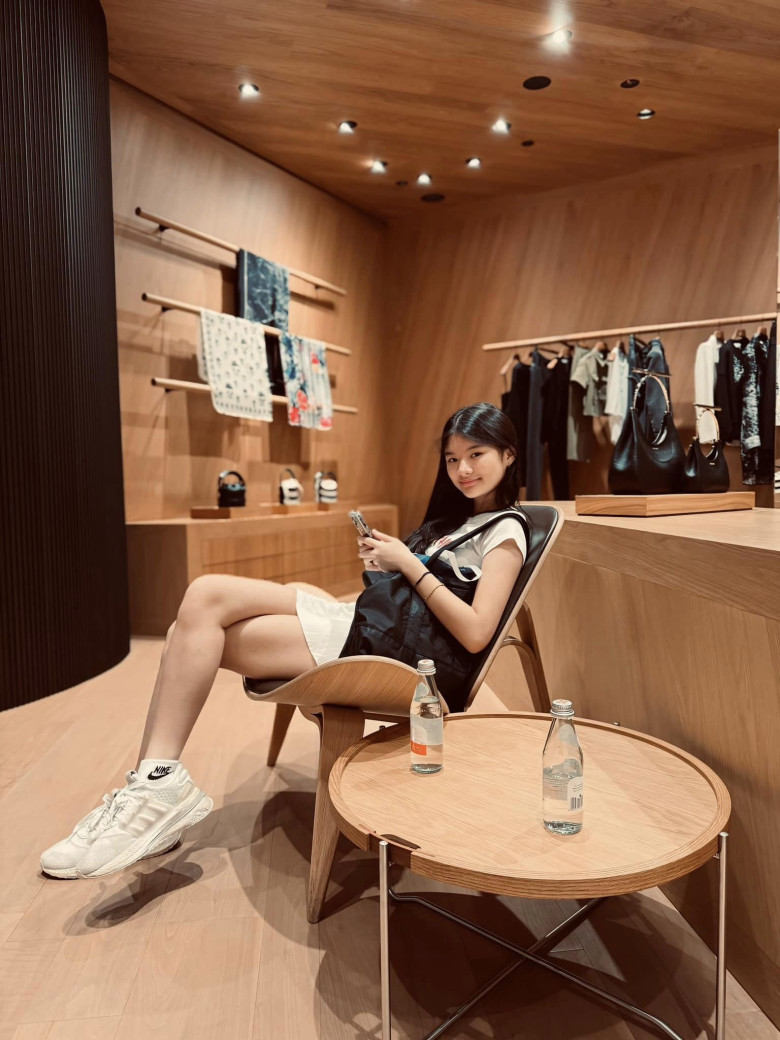 Trong đời thường, cô ưa chuộng những set đồ đơn giản như áo thun – váy ngắn, quần short. Khi xuất hiện cùng mẹ tại sự kiện hoặc sinh nhật, Bảo Tiên chọn váy tông pastel, mang đến tổng thể trong trẻo và duyên dáng.