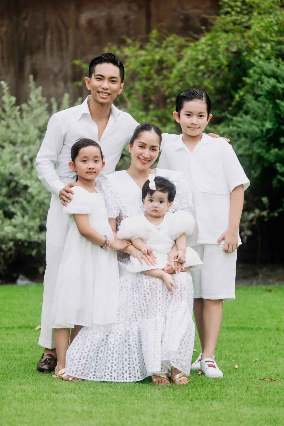 Khánh Thi hạnh phúc bên chồng và 3 con.