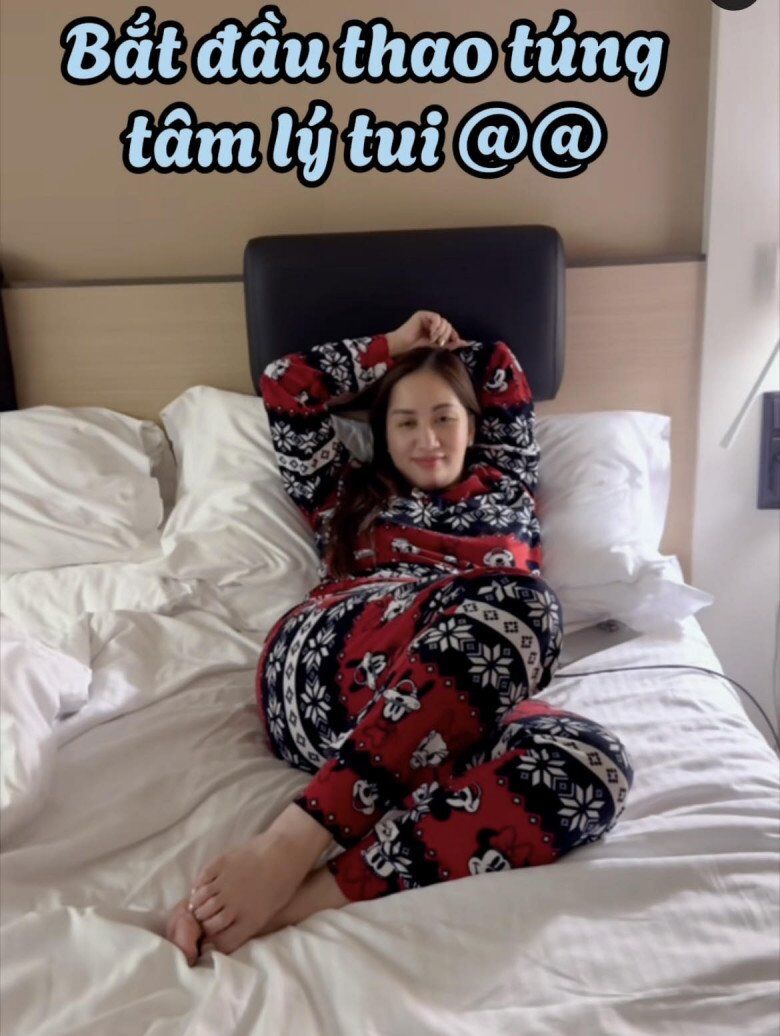 Lúc ở nhà cùng các con, Khánh Thi chuộng những bộ trang phục đơn giản, thoải mái, thoáng mát.