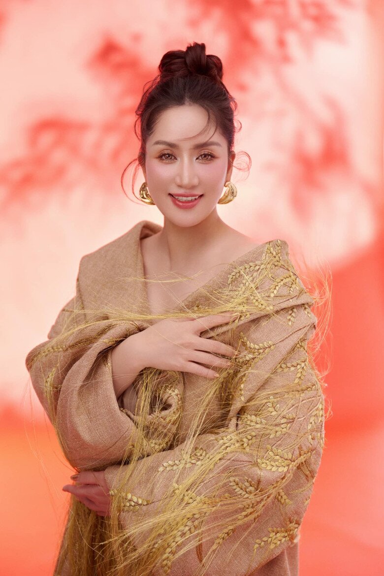 Sau nhiều năm trong showbiz, Khánh Thi vẫn giữ được sự trẻ trung.