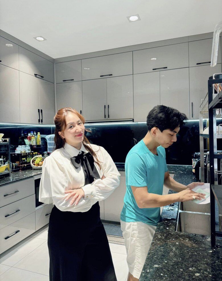 Chị đẹp Vbiz lấy amp;#34;hồng hài nhiamp;#34; kém 12 tuổi: Ra đường váy áo quyến rũ dù sinh ào ào 3 con, lúc về nhà lại hoàn toàn trái ngược - 8
