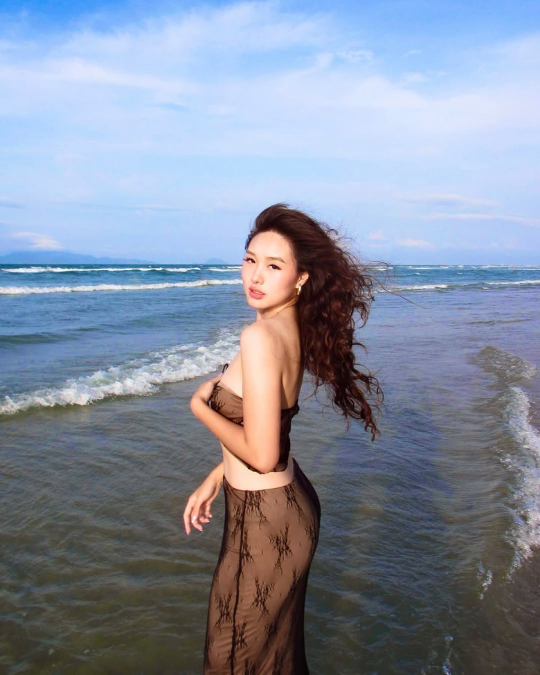 Cô gái 17 tuổi chăm diện những bộ trang phục ôm sát khoe hình thể gợi cảm.