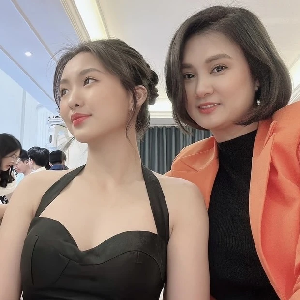 Huệ Anh và cựu VĐV Kim Huệ.