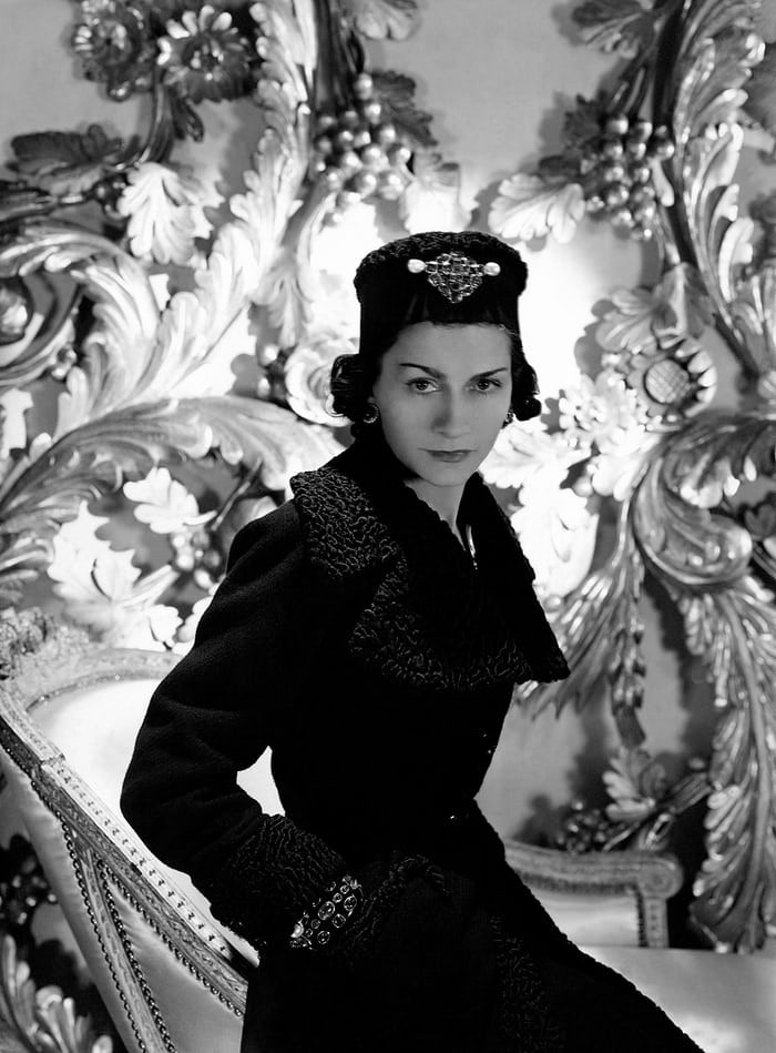 CoCo Chanel lớn lên trong sự cô độc, nhưng cuộc đời của bà lại viết nên cho lịch sử thời trang nhiều chương sử màu sắc