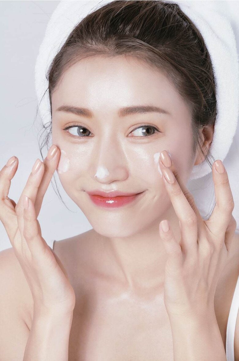 Việc dưỡng ẩm sẽ giúp da nhanh chóng được phục hồi.