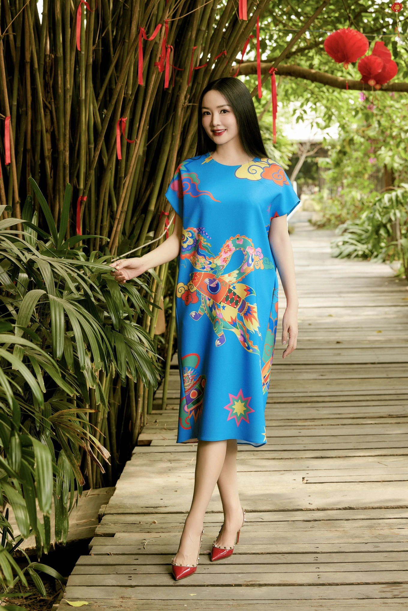 Giáng My thường chọn trang phục có màu sắc trang nhã.