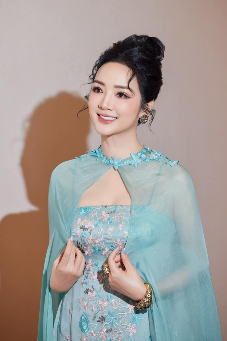 img src/upload/2-2025/images/nguyennh/h6-1749006694-761-width740height1110.jpg /Nếu yêu sự nữ tính, nhẹ nhàng nhưng vẫn khí chất, hãy chọn chất liệu rũ nhẹ, form thanh lịch, điểm xuyết phụ kiện cổ điển.