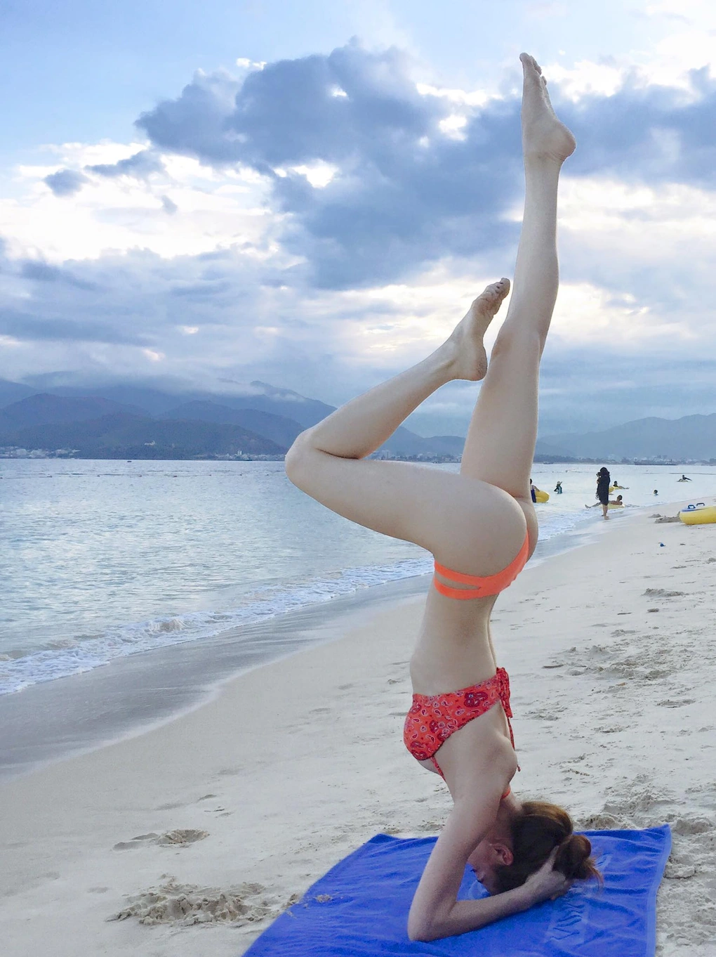 Hà Hồ đã có hơn 15 năm tập yoga, cô giữ có thể trạng và tinh thần luôn tươi khoẻ. Đó là bí quyết giúp nữ ca sĩ trẻ lâu.