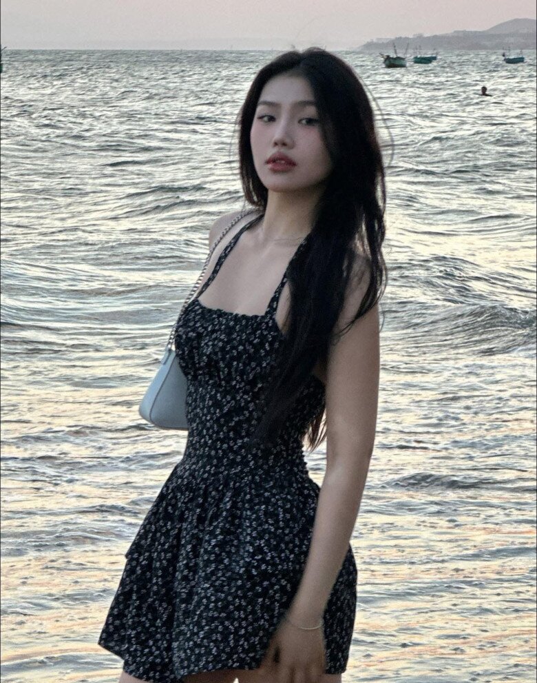 amp;#34;Cỗ máy nóiamp;#34; vừa đạt giải Á hậu chuộng đồ bình dân: Mặc croptop, váy ôm vài trăm nghìn vẫn đẹp xịn như hàng hiệu - 8