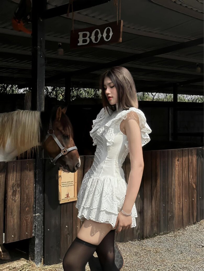 amp;#34;Cỗ máy nóiamp;#34; vừa đạt giải Á hậu chuộng đồ bình dân: Mặc croptop, váy ôm vài trăm nghìn vẫn đẹp xịn như hàng hiệu - 10