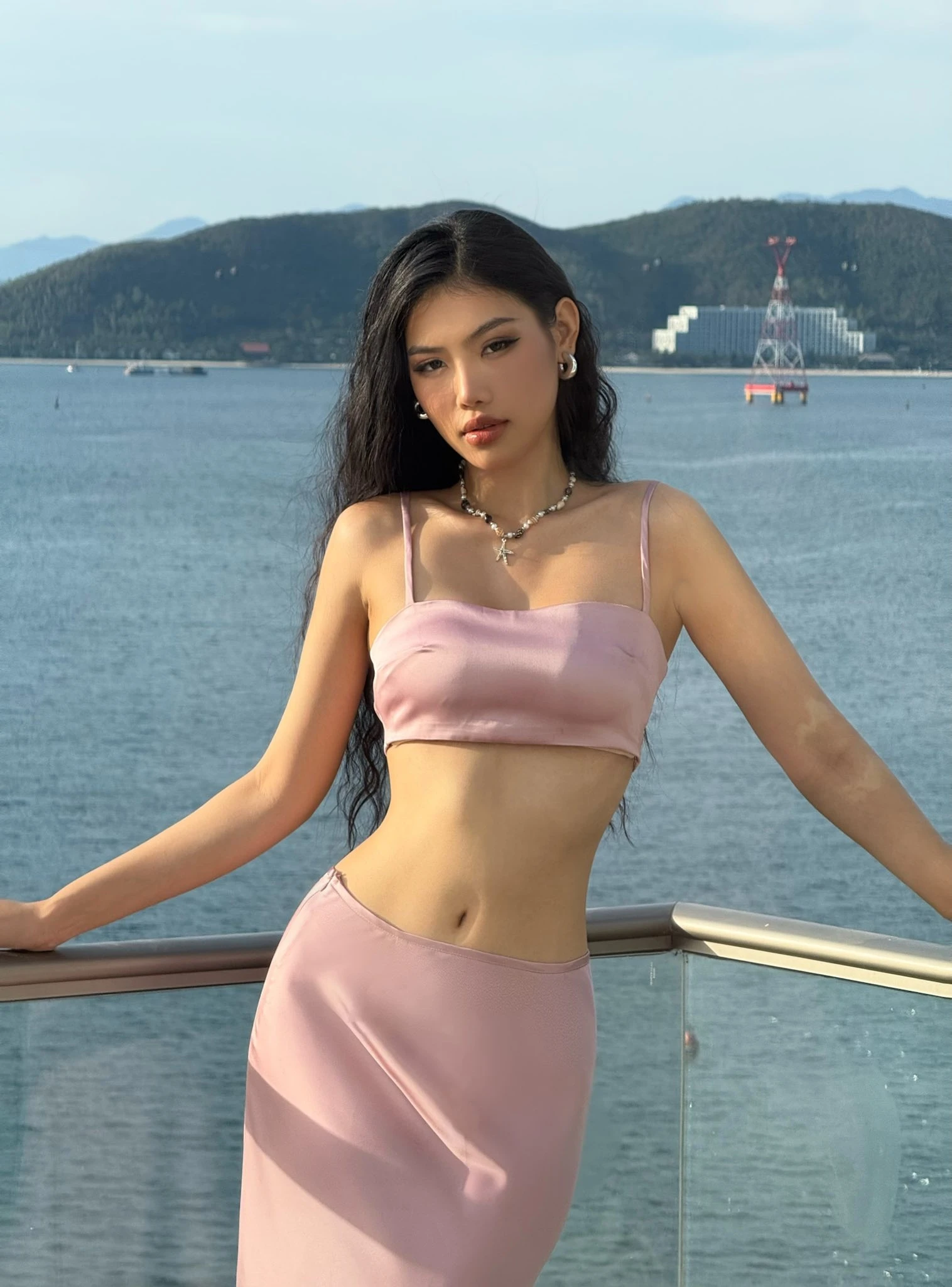 Cách lựa chọn màu sắc trang phục trẻ trung dễ ghi điểm.