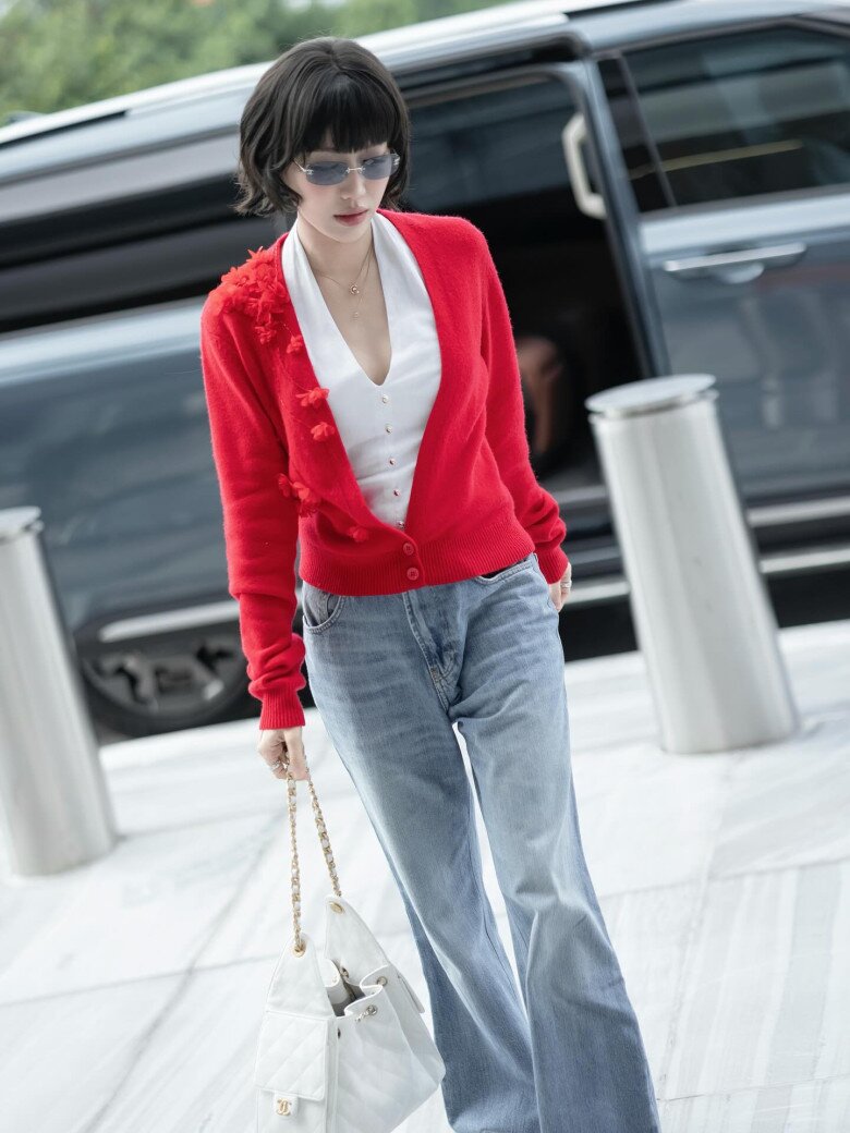 Điểm cộng đặc biệt trong outfit lần này chính là loạt phụ kiện chất như nước cất. Diệu Nhi chọn kính râm bản lớn cùng túi Chanel 25 – món phụ kiện đắt giá nhưng phối rất hợp với outfit đời thường, không tạo cảm giác phô trương.