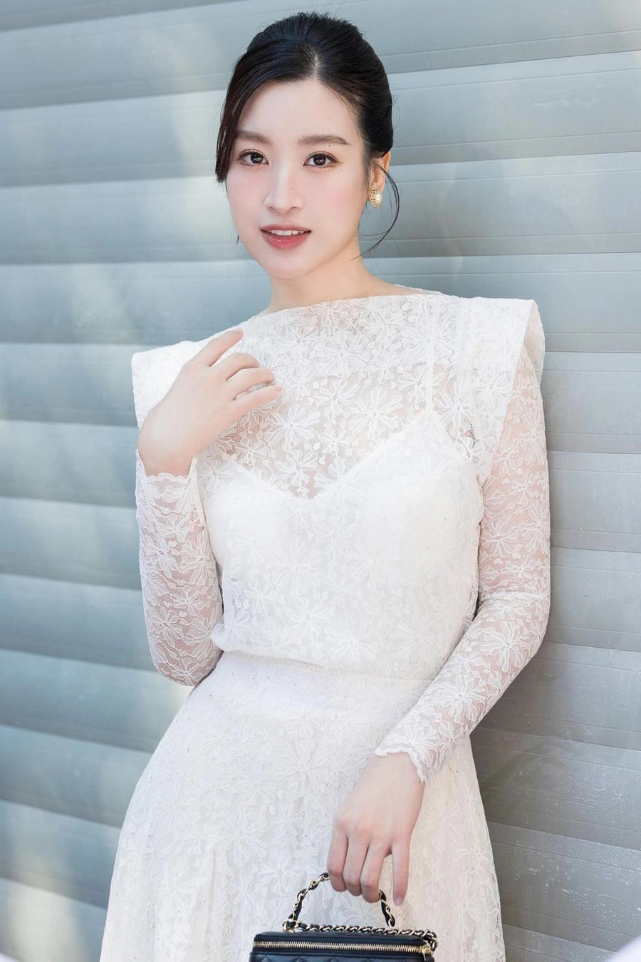 img src/upload/2-2025/images/nguyennh/phong-cach-an-mac-kin-dao-chuan-dau-hao-mon-cua-hoa-hau-do-my-linh-duoc-khen-tinh-te-o-mot-diem-3-1751177750-7-width1360height2039.webp /