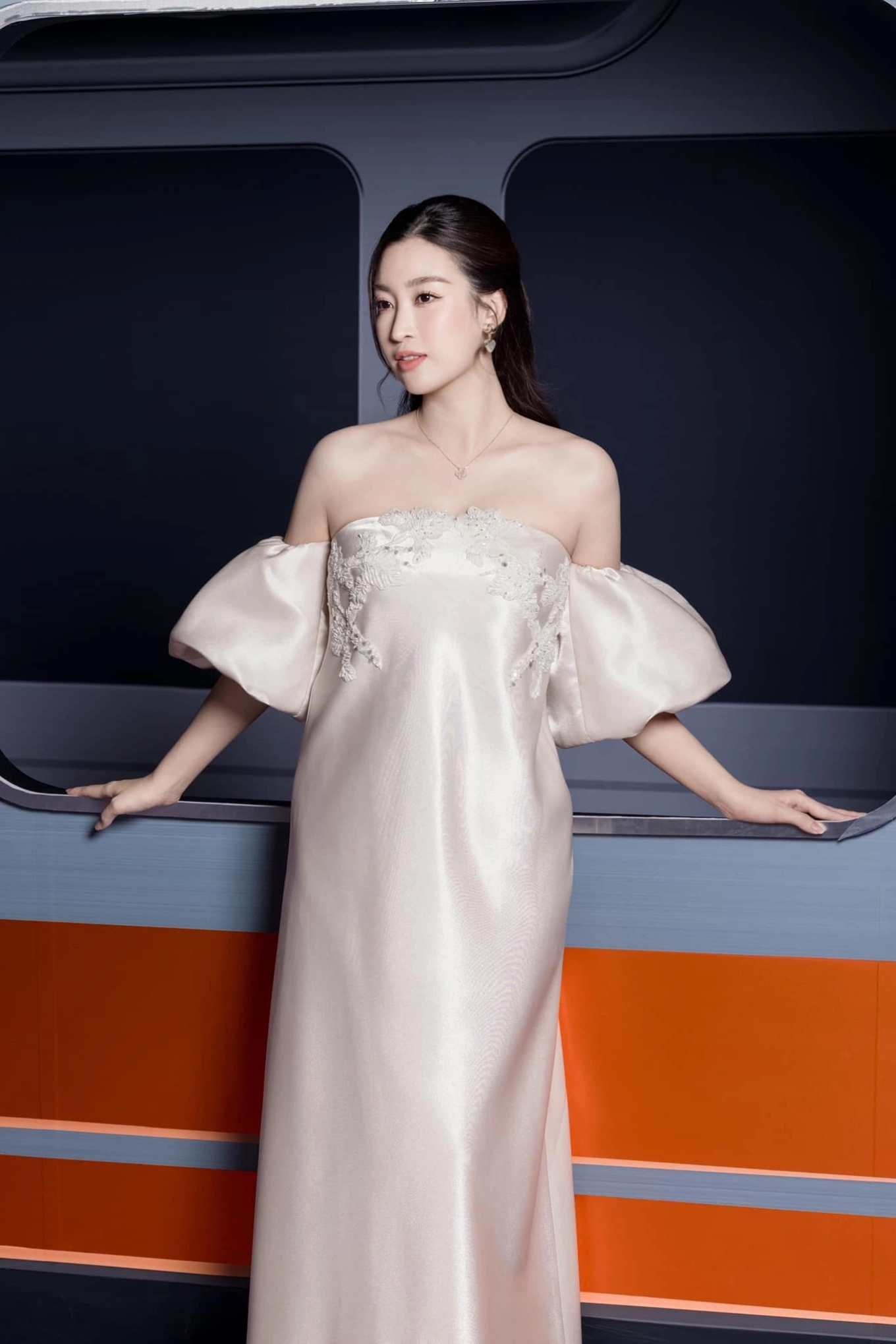 img src/upload/2-2025/images/nguyennh/phong-cach-an-mac-kin-dao-chuan-dau-hao-mon-cua-hoa-hau-do-my-linh-duoc-khen-tinh-te-o-mot-diem-7-1751177751-668-width1360height2040.webp /