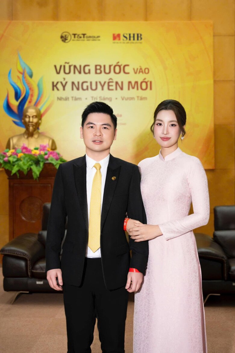 Đỗ Mỹ Linh thường chọn giày thấp khi xuất hiện cùng ông xã.