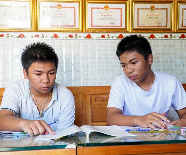 Được biết, cả hai đang sống cùng mẹ trong căn nhà cấp bốn, bên rừng trồng gỗ keo tràm của xã Tam Thành, huyện Phú Ninh. Thuở nhỏ, cả hai ở với ông bà vì mẹ đi dạy xa. Dù ít được ở gần mẹ nhưng hai anh em tự giác học tập, giúp đỡ ông bà. 