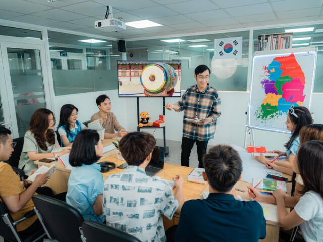 Điểm cộng lớn của ngành học này là sinh viên có nhiều cơ hội thực tập trong doanh nghiệp Hàn Quốc. Từ môi trường thực tế, bài học thực tiễn trong quá trình làm việc sẽ giúp sinh viên nâng cao năng lực chuyên môn, tích lũy thêm kinh nghiệm.