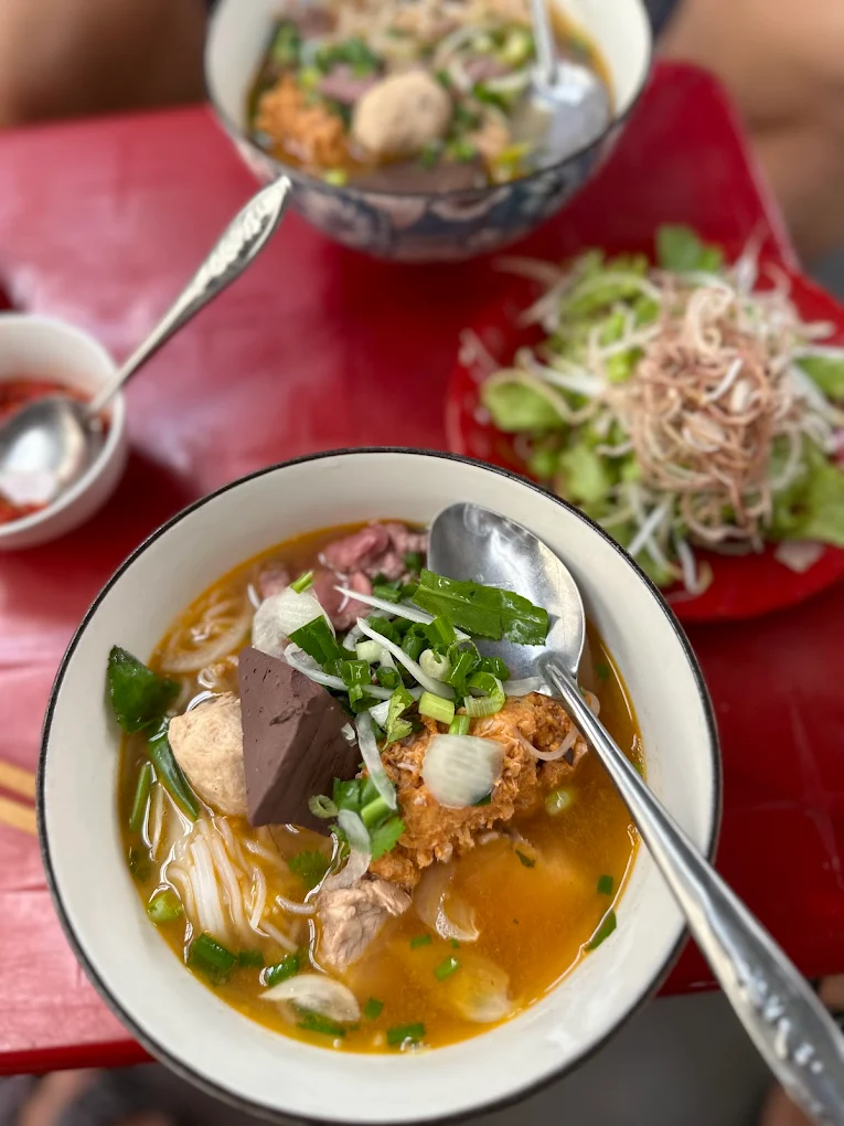 Quán bún bò này cũng là sự lựa chọn của nhiều thực khách sành ăn món Huế.