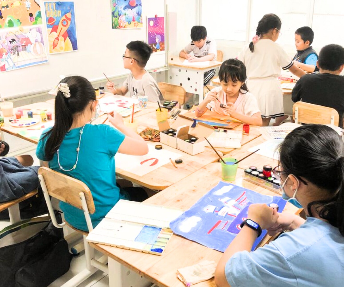 Thông qua việc học tập và thực hành trong môi trường sáng tạo, trẻ không chỉ rèn luyện khả năng quan sát, sự khéo léo của đôi tay mà còn học được cách biểu đạt cảm xúc qua hình ảnh. 