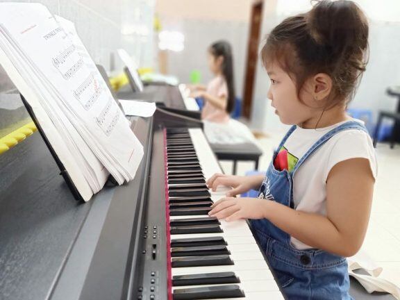 Việc tập luyện từng đoạn nhạc, thuộc từng động tác, học cách phối hợp với nhóm... dạy trẻ biết rằng để tạo nên một màn trình diễn đẹp, cần nỗ lực, kiên trì và cả niềm đam mê.