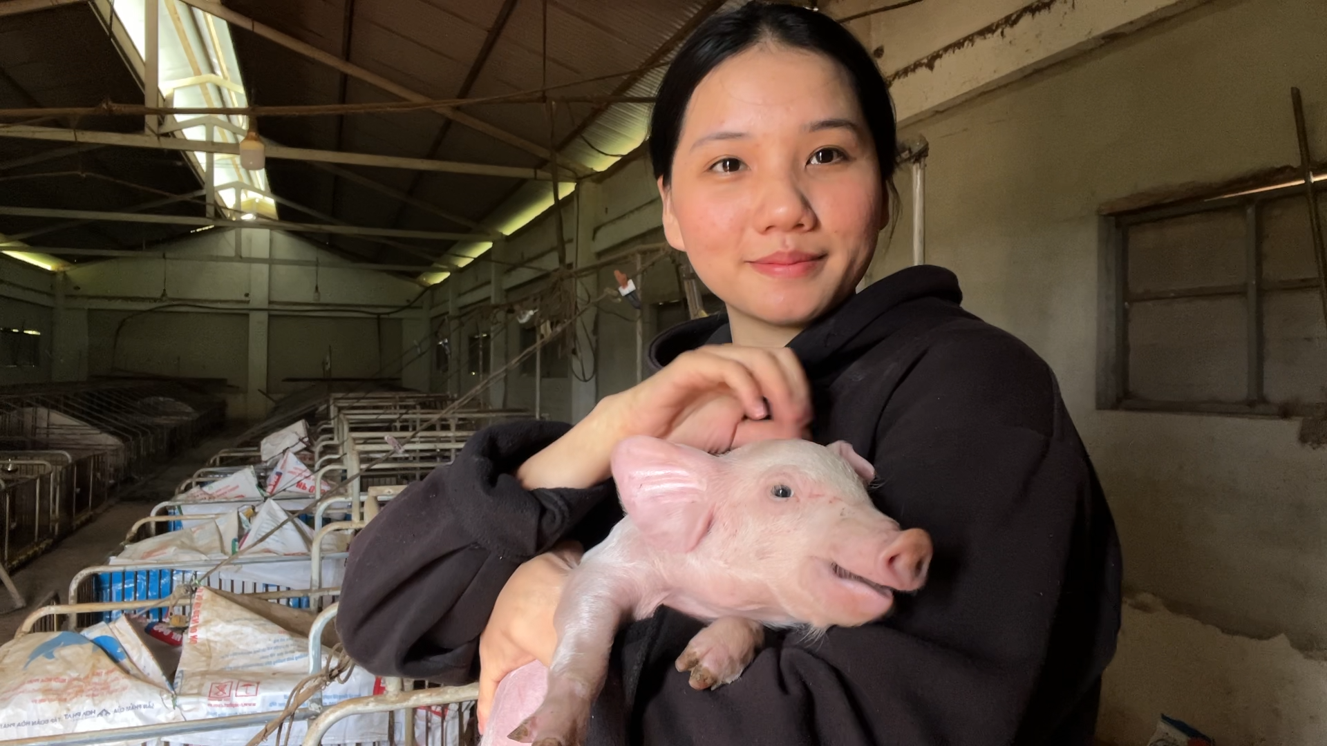 Nông dân Gen Z cũng không ngại chia sẻ hình ảnh bản thân trong bộ trang phục lấm lem khi làm việc tại trang trại.