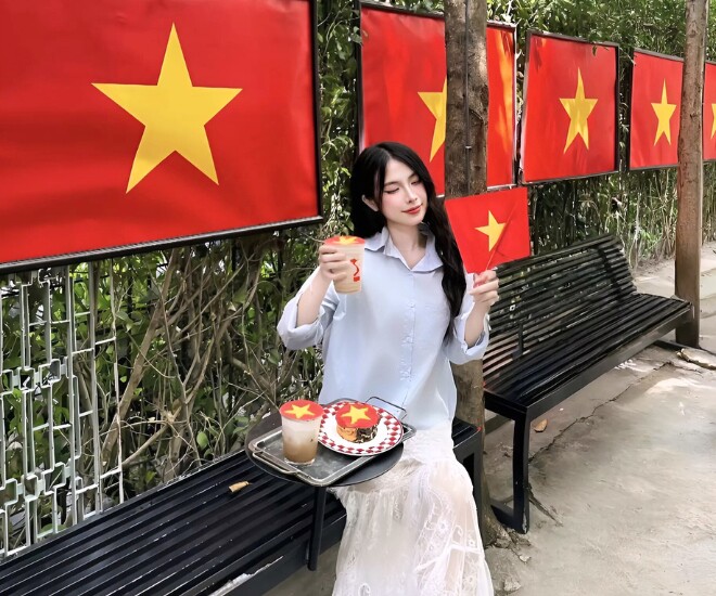 Quán còn thực hiện những ly nước, chiếc bánh phủ cờ đỏ sao vàng với nguyên liệu từ bột dâu và bột xoài đầy ấn tượng.