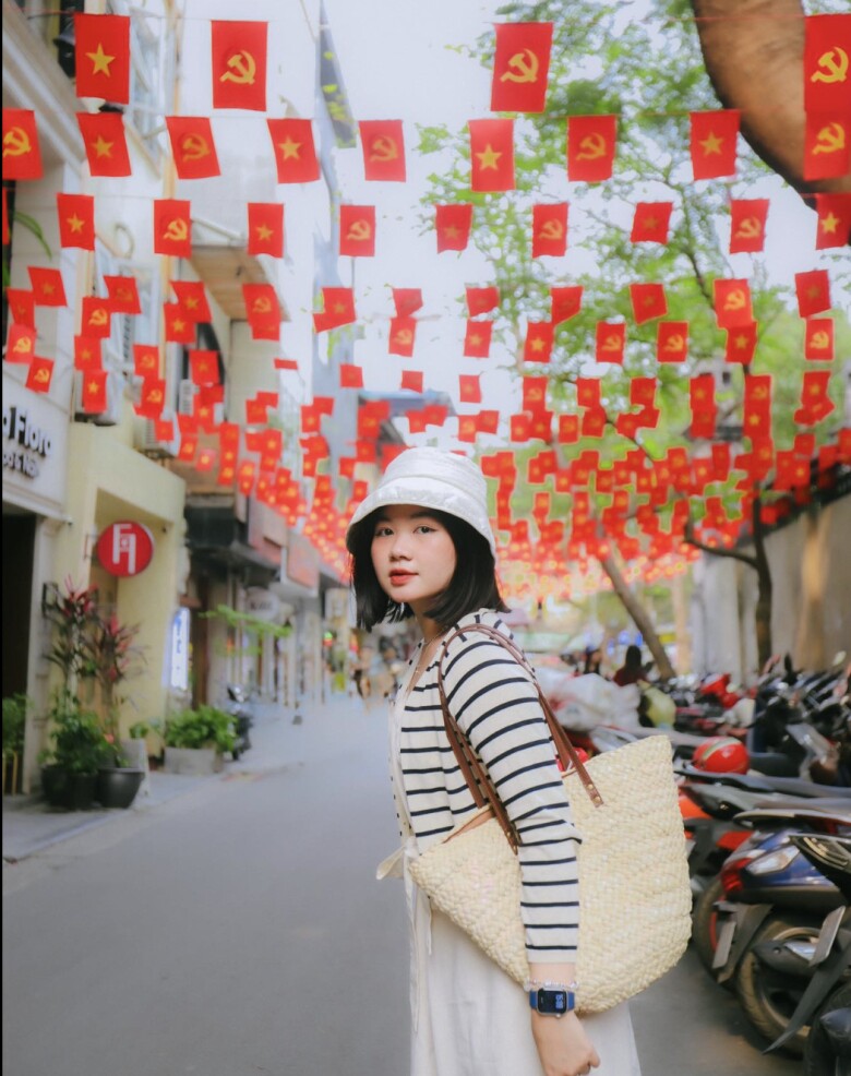 Phố Ấu Triệu trong mùa lễ này thực sự là biểu tượng sinh động cho tinh thần tự hào dân tộc giữa lòng phố thị.