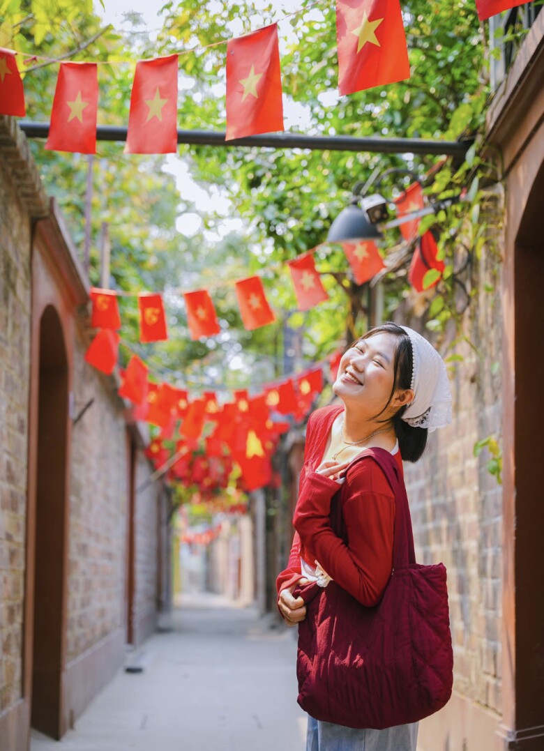 Những ngày này, xen lẫn giữa sắc hoa và màu nắng, là những lá cờ đỏ sao vàng đung đưa trong gió, điểm xuyết thêm nét rực rỡ cho bức tranh vốn đã rất nên thơ ấy. 