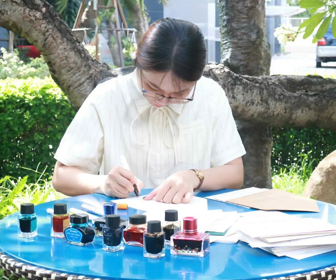 Xuất phát từ niềm yêu thích chữ viết tay và thành tích nổi bật thời tiểu học với nhiều giải vở sạch chữ đẹp cấp trường, cấp quận, chị Thiên từng không nghĩ nét chữ của mình có thể trở thành công cụ kiếm sống. 