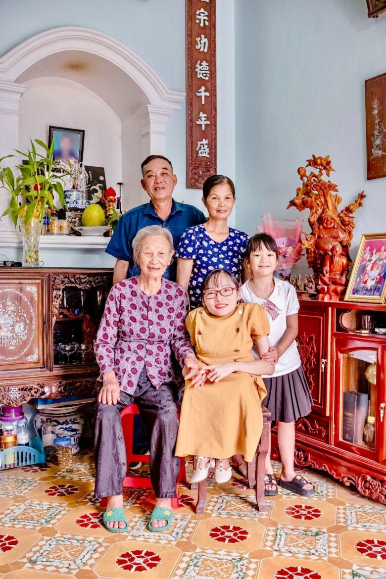 Chị Tâm chụp ảnh cùng gia đình.