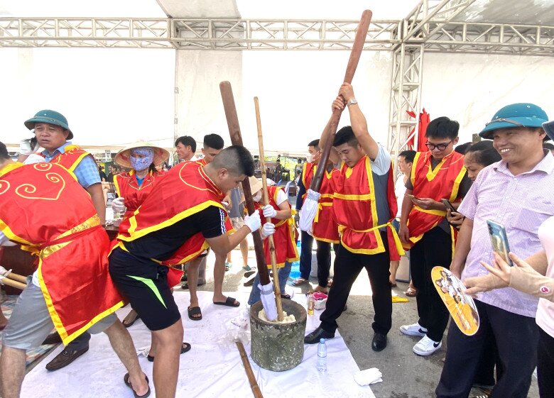 Do được chuẩn bị kỹ lưỡng, chu đáo, các công đoạn thi làm bánh giầy được các nghệ nhân và nhân dân tái diễn chi tiết, thành thục.
