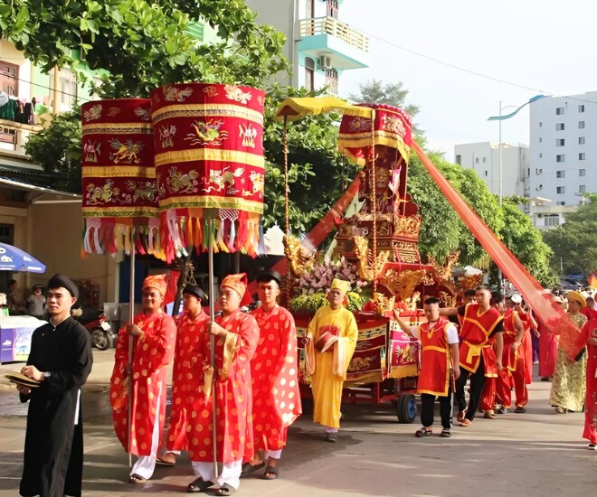 Các phường, xã rước kiệu thành hoàng làng về khu vực Đền thờ Độc Cước cùng phối tế.