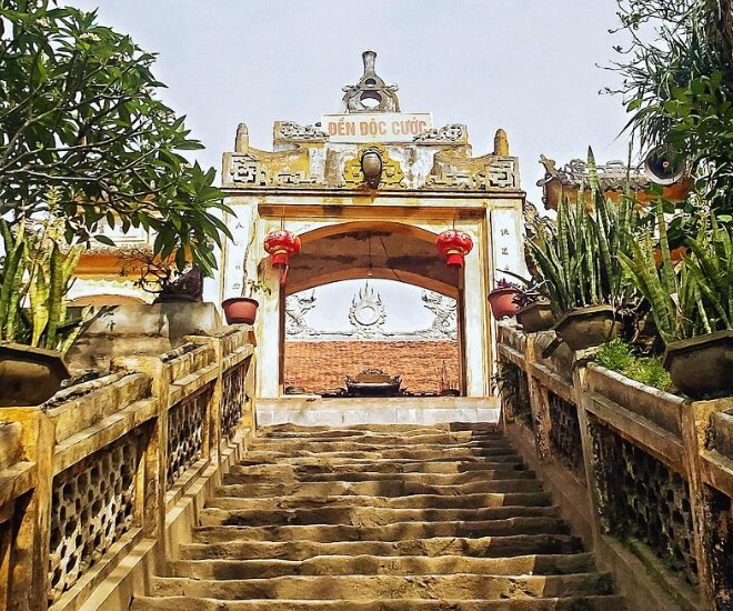 Thần Độc Cước được thờ chính ở tại đền thờ tọa lạc trên hòn Cổ Giải phía Đông Bắc dãy Trường Lệ, TP. Sầm Sơn. Nơi đây, gắn liền di tích là lễ hội cầu phúc, lễ hội bánh chưng, bánh giầy được tổ chức thường niên, tri ân các vị nhân thần, thiên thần có công hộ quốc, an dân, góp phần bảo tồn, phát huy bản sắc văn hóa dân tộc.