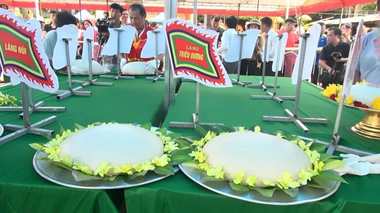 Bằng tấm lòng thành kính cùng với sức mạnh đoàn kết, sự dẻo dai, nhanh nhẹn, khéo léo của từng thành viên đã tạo nên những chiếc bánh giầy tròn, dẻo, trắng mịn, đúng theo quy định của ban tổ chức để dâng lên thần Độc Cước.