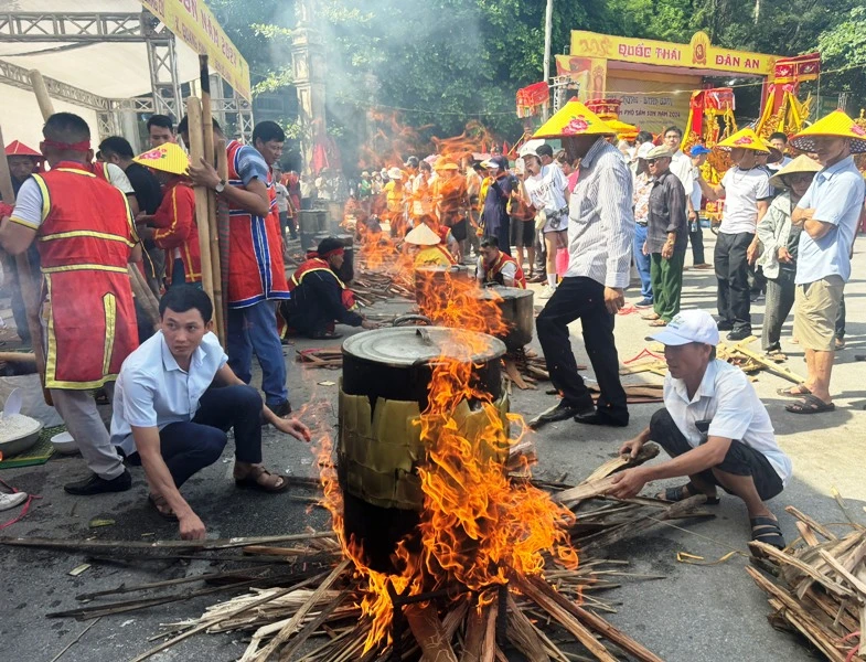 Công đoạn nấu bánh cực kỳ quan trọng trong lễ hội.