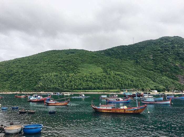 Có Một Viên Ngọc Xanh Ẩn Mình, Khung Cảnh Bình Dị Đến Lạ: Ở Nha Trang Mà Cứ Ngỡ Lạc Vào Xứ Sở Thần Tiên 2 Làng Chài Bích Đầm Là Nơi Sinh Sống Của Chưa Đầy 200 Hộ Dân. Nơi Đây Mang Dáng Vẻ Của Một Làng Chài Truyền Thống Điển Hình. Từ Những Chiếc Thuyền Nhỏ, Ghe Neo Dọc Bờ Biển, Các Nhà Lồng Tôm Cho Tới Những Con Đường Nhỏ Uốn Lượn.